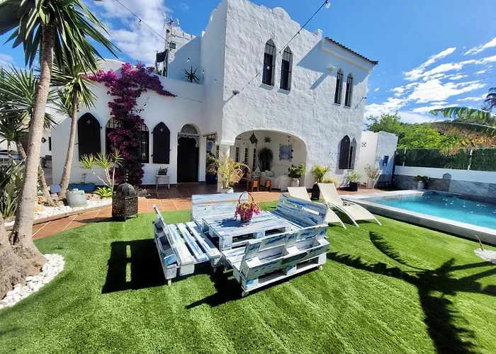 GATU Villa LURBERRI piscina privada, 4 dormitorios, 2 baños, parking , jardín y barbacoa
